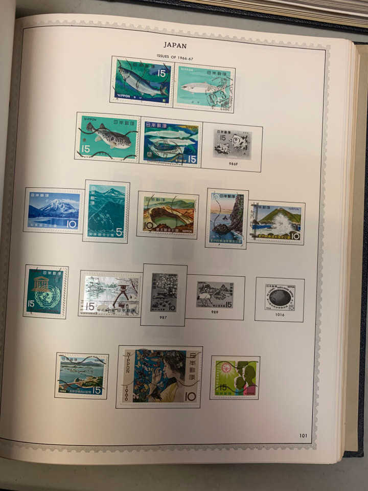 COLLECTION OF 16 SPECIALTY ALBUMS – 426323