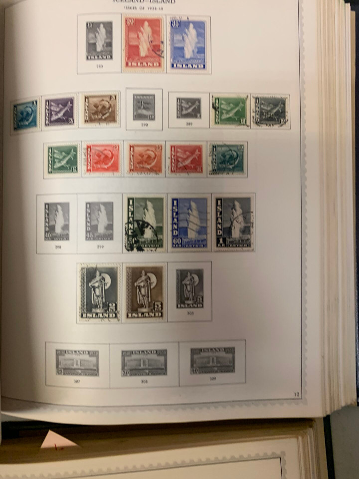 COLLECTION OF 16 SPECIALTY ALBUMS – 426323