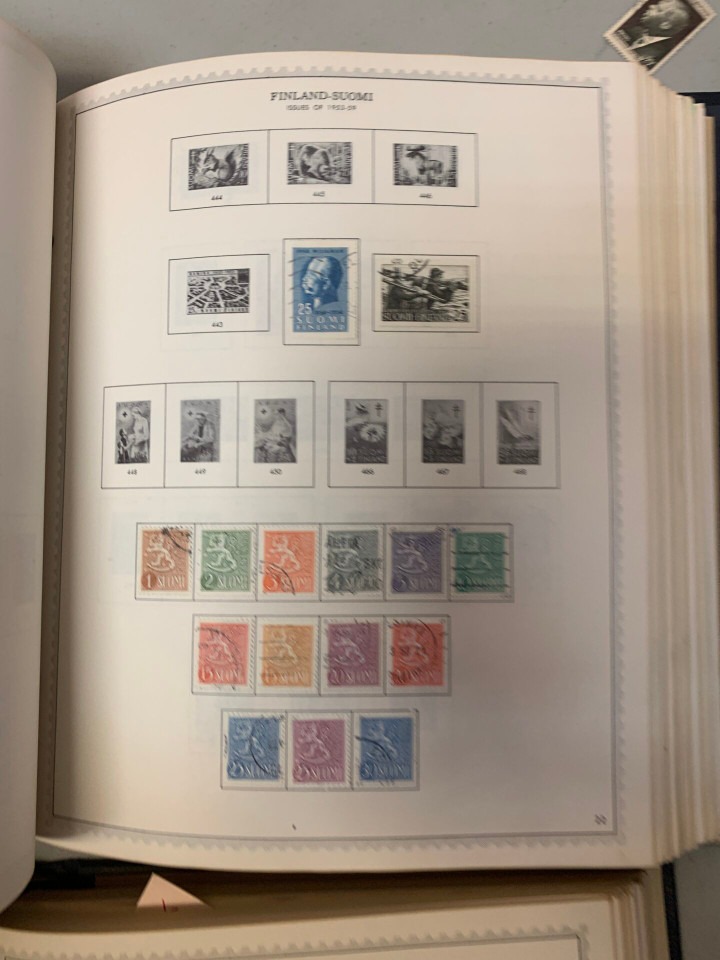 COLLECTION OF 16 SPECIALTY ALBUMS – 426323