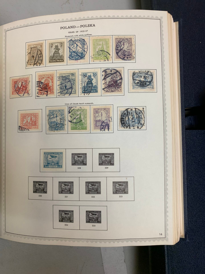 COLLECTION OF 16 SPECIALTY ALBUMS – 426323