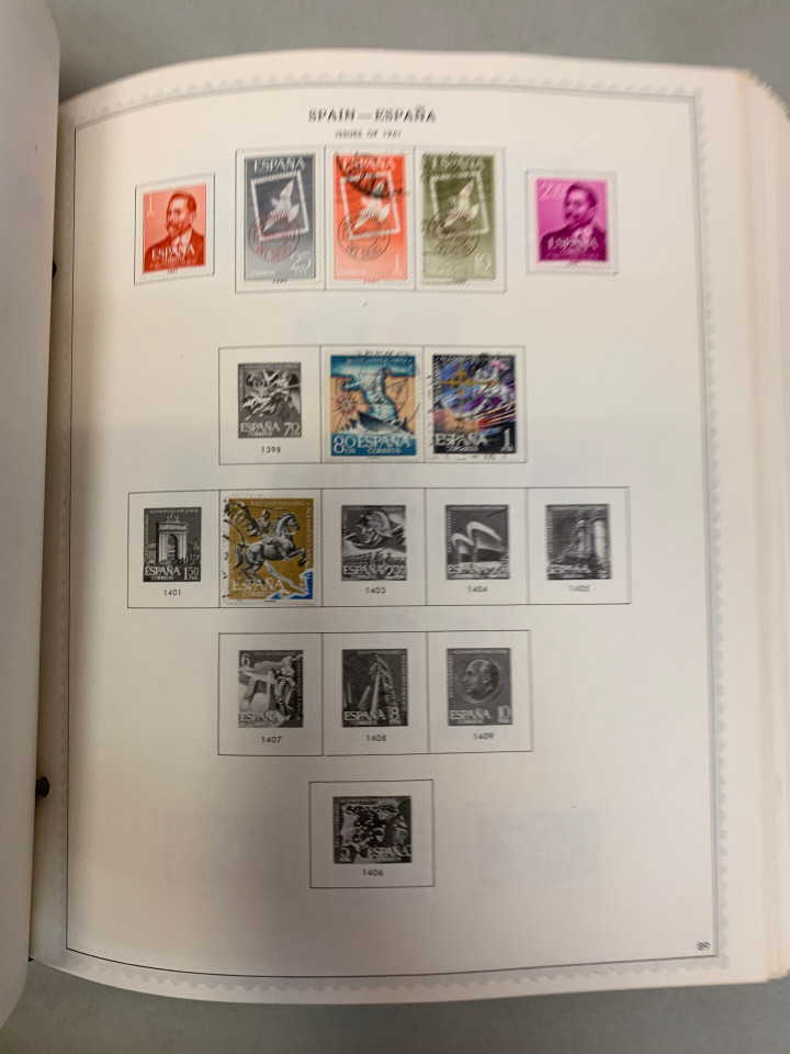 COLLECTION OF 16 SPECIALTY ALBUMS – 426323