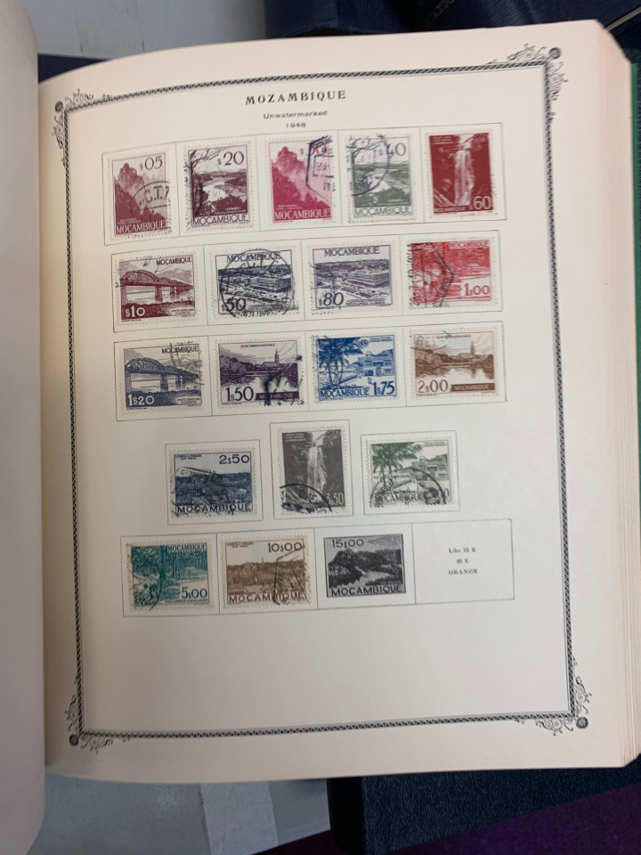 COLLECTION OF 16 SPECIALTY ALBUMS – 426323