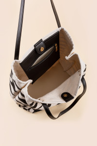 25073_Black and White