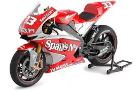 Tamiya #14100 1/12 Yamaha YZR-M1'04 No.7/No.33