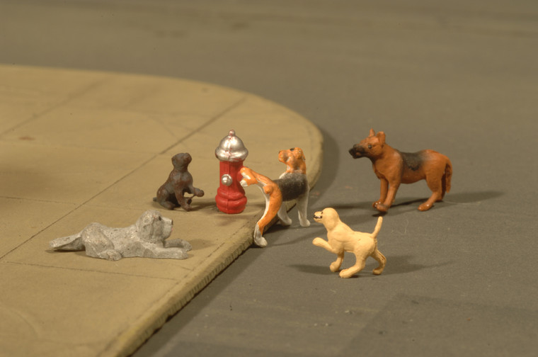 Bachmann #35158 1/48 (O )Scale Dogs with Hydrant