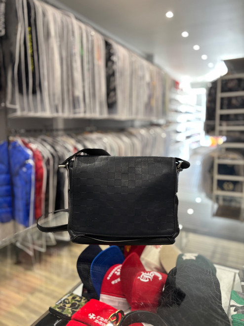 Louis Vuitton District Messenger Bag Black (Pre-Owned)