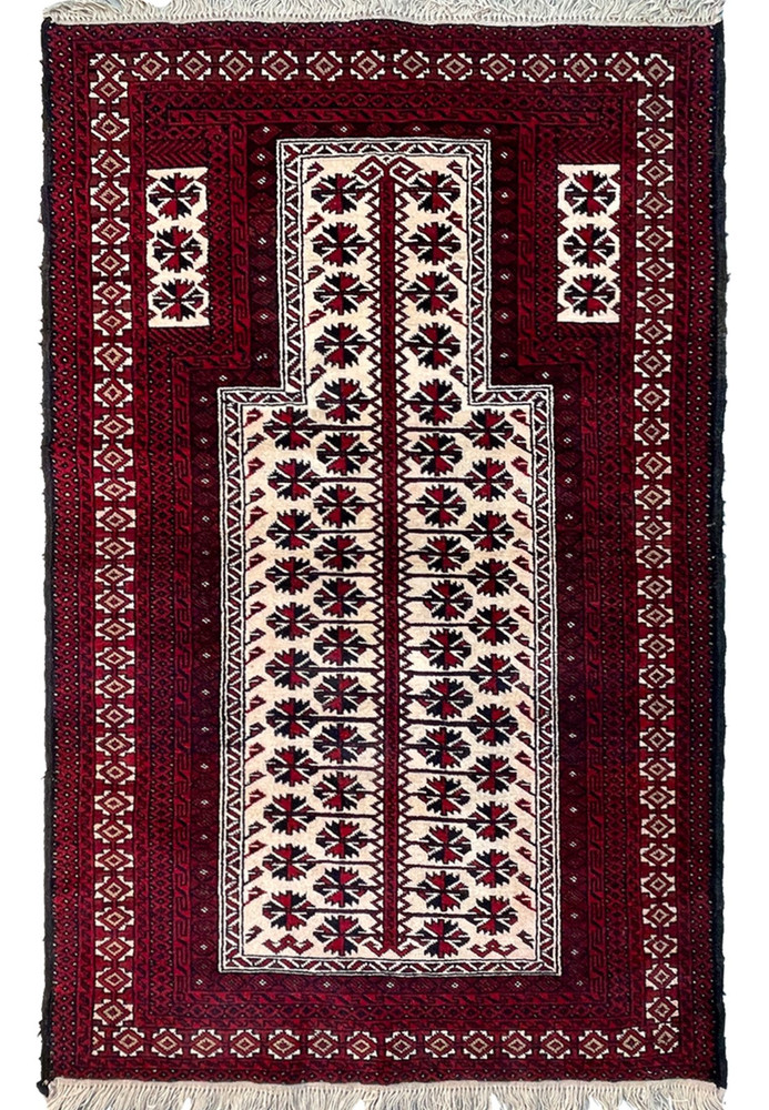 2'8" x 4'5" Persian Baluch Rug 2'8" x 4'5" Persian Baluch Rug