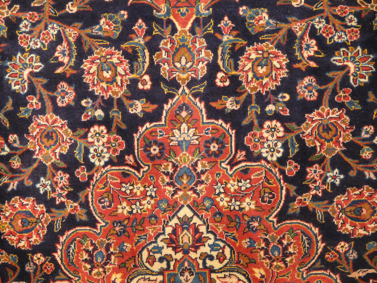 Close-up of 9'8 x 14'8 Persian Kashan Rug design