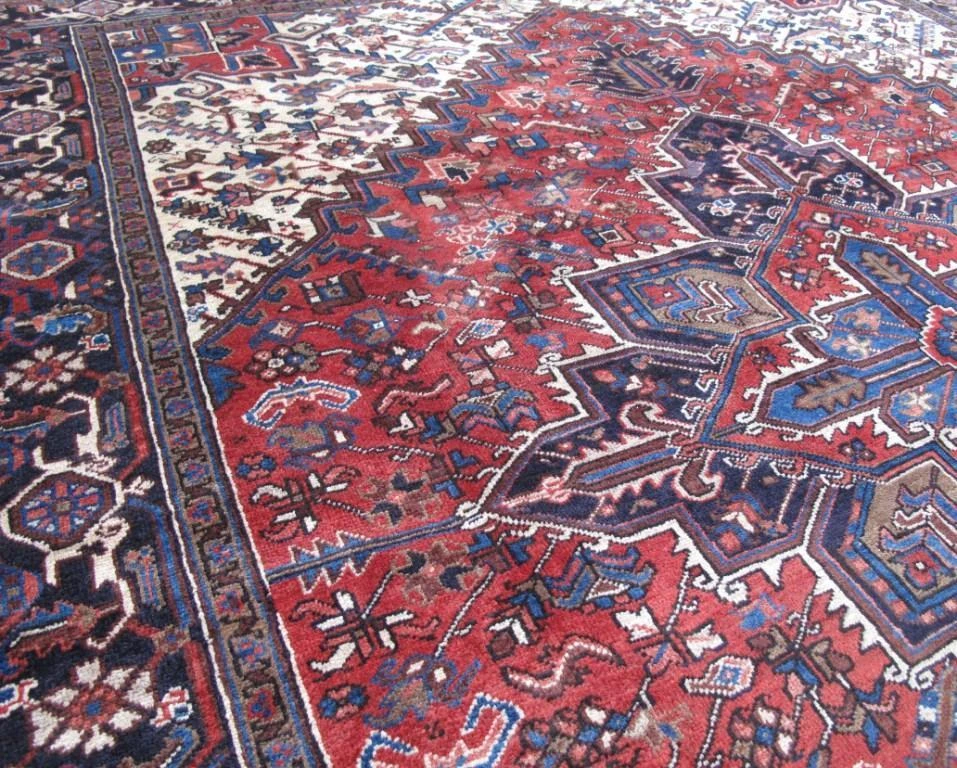 9 x 11 Persian Heriz Rug - Corner Perspective