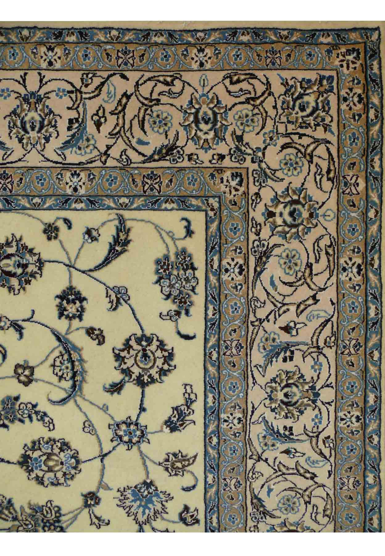 Border of a Persian Nain Rugs 7x10 showing the variations of Beige and different kinds of blue colors
