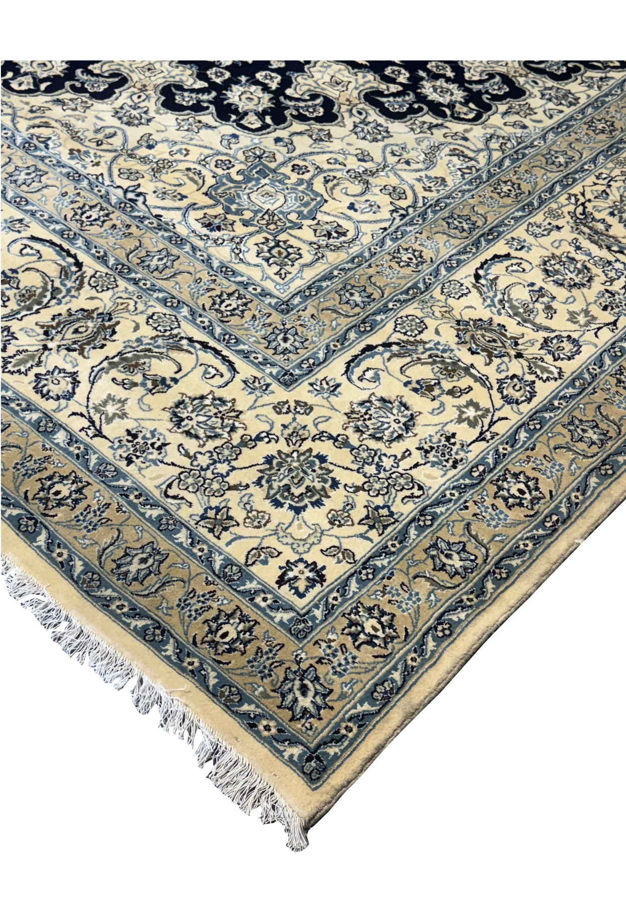 Elegant border design of the 13 x 19'8 Persian Nain Rug with traditional Persian patterns