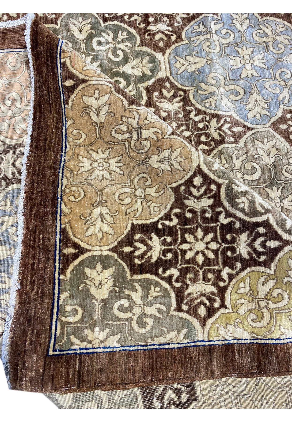Corner detail of 13x16 Ziglar rug highlighting the fine craftsmanship.