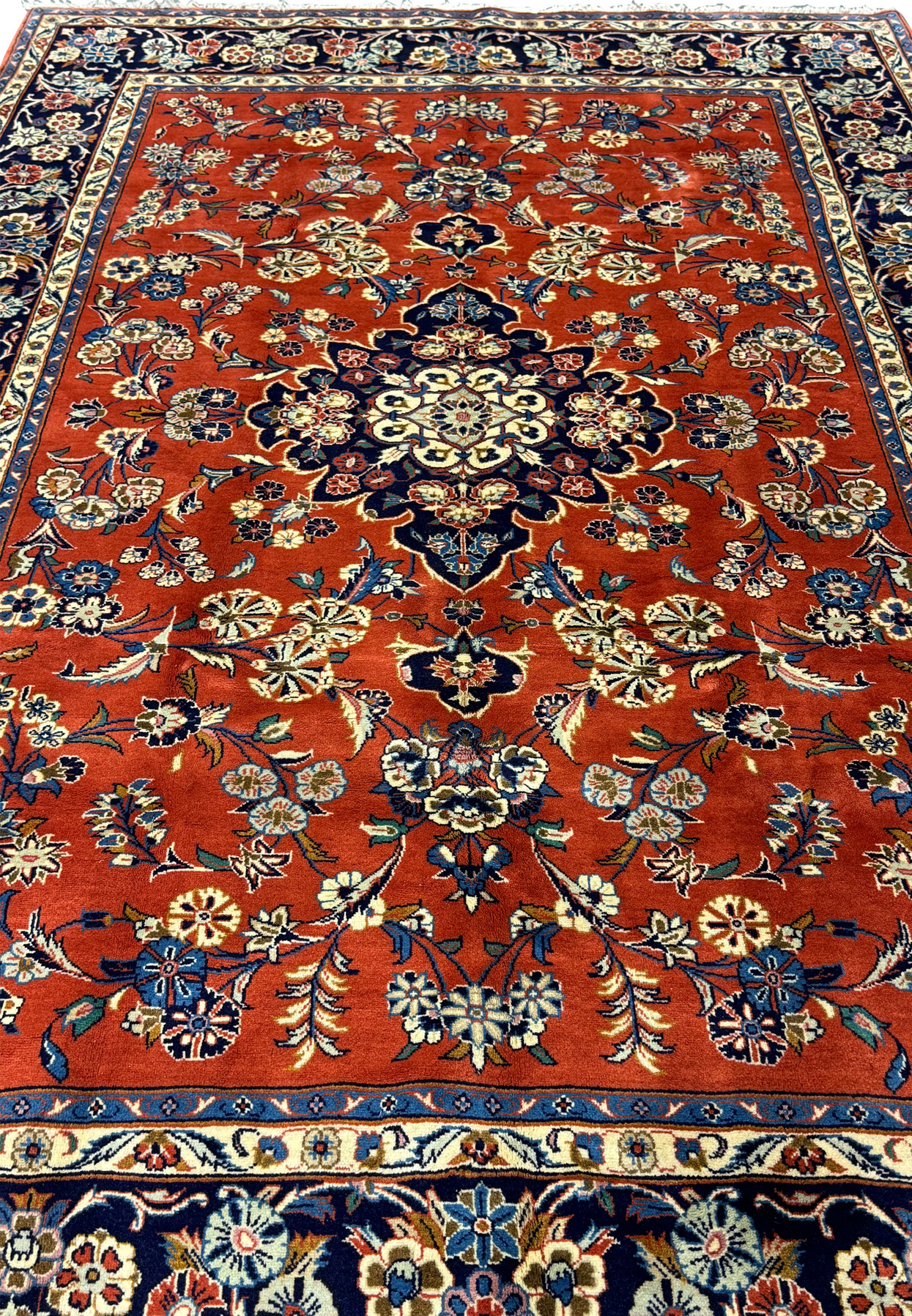 Central pattern close-up on 6'6 x 10'2 Persian Sarough Rug showing the medallion and surrounding floral motifs.