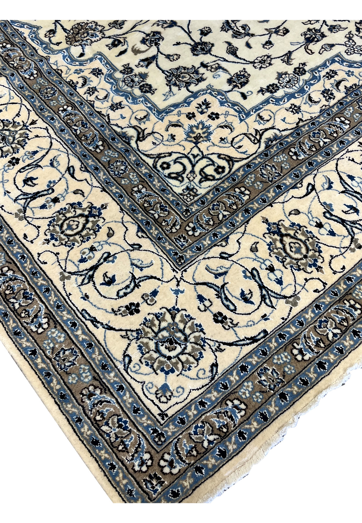 Edge detail of 10' x 13'2 Persian Nain 9LA Rug showing neat hand-finished fringe and precise border weaving.