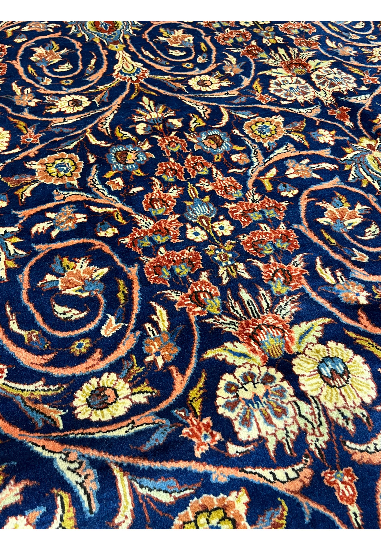 Detailed floral pattern on hand knotted Persian Sarough wool rug