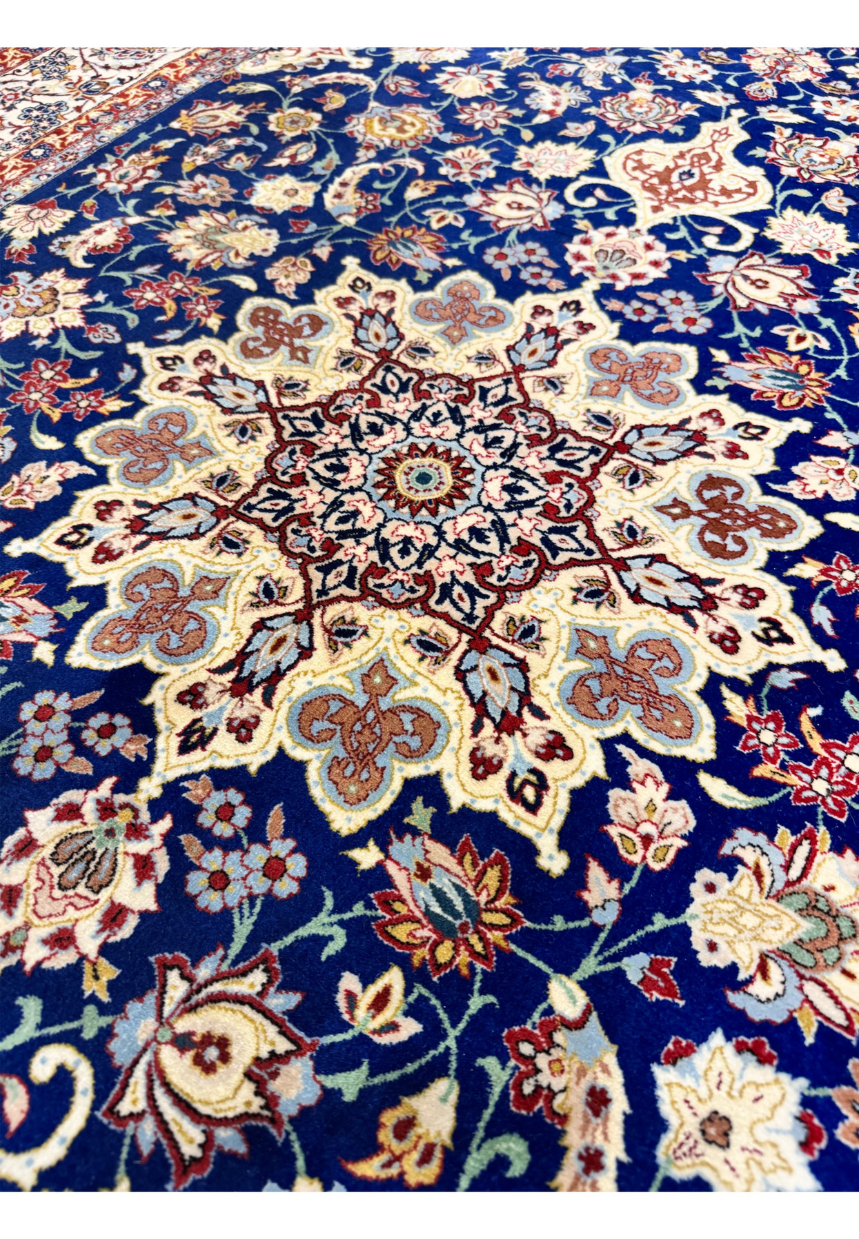 Center medallion detail showing the eight-point ivory star with its ruby and sky blue core surrounded by quatrefoil palmettes and inner halo of leaves