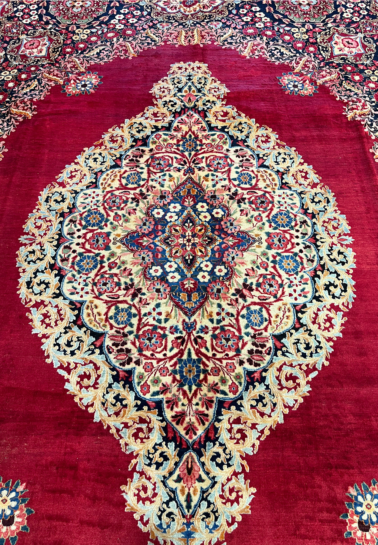 Central medallion of 10x14 antique Persian Moud rug, ivory cream cartouche with red navy and sky blue floral arabesque