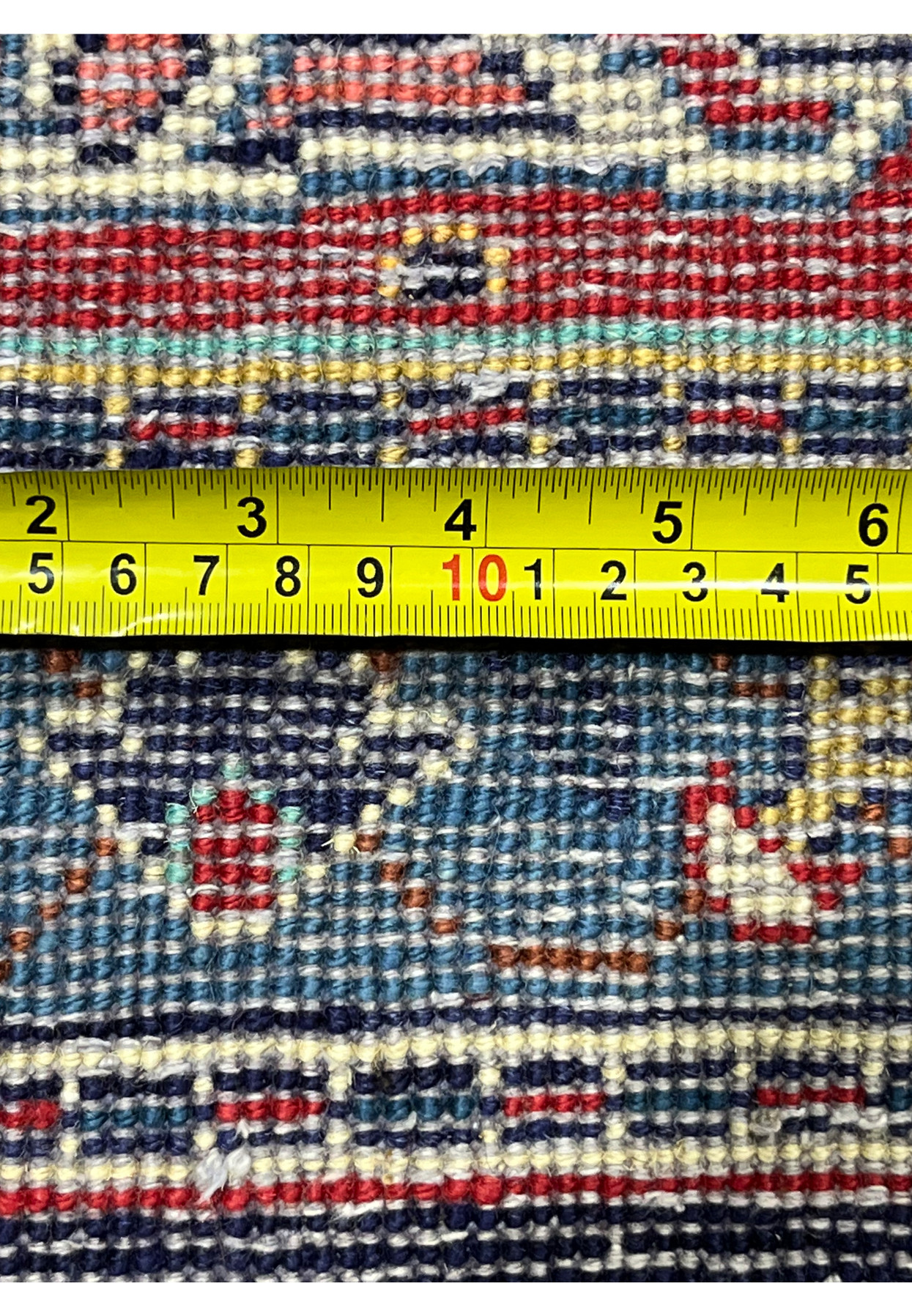 Backside knot detail of Persian Mahal measured at 240 to 260 KPSI, cotton foundation wool pile