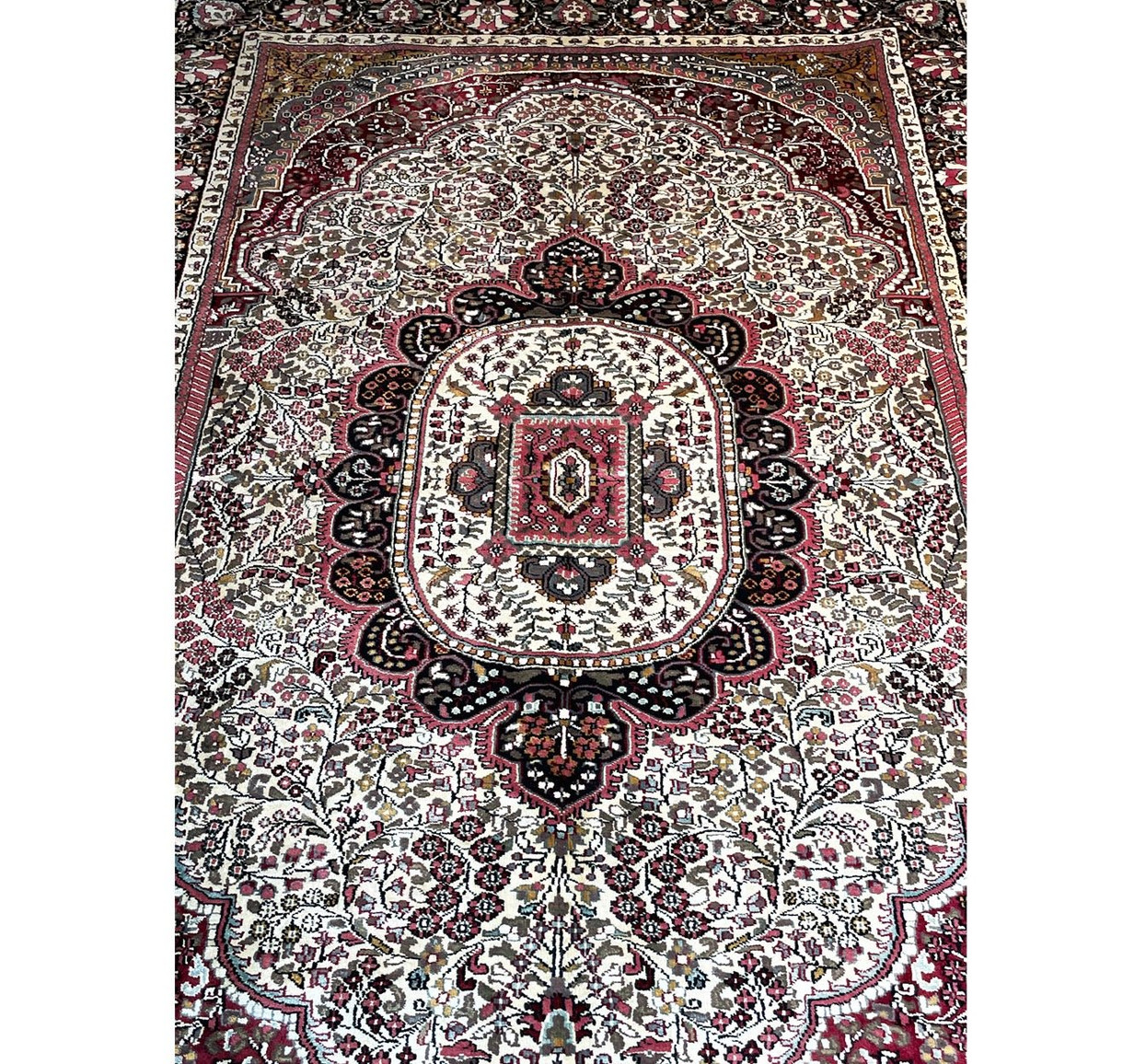 6 x 9 Oriental Kashmiri Silk Rug