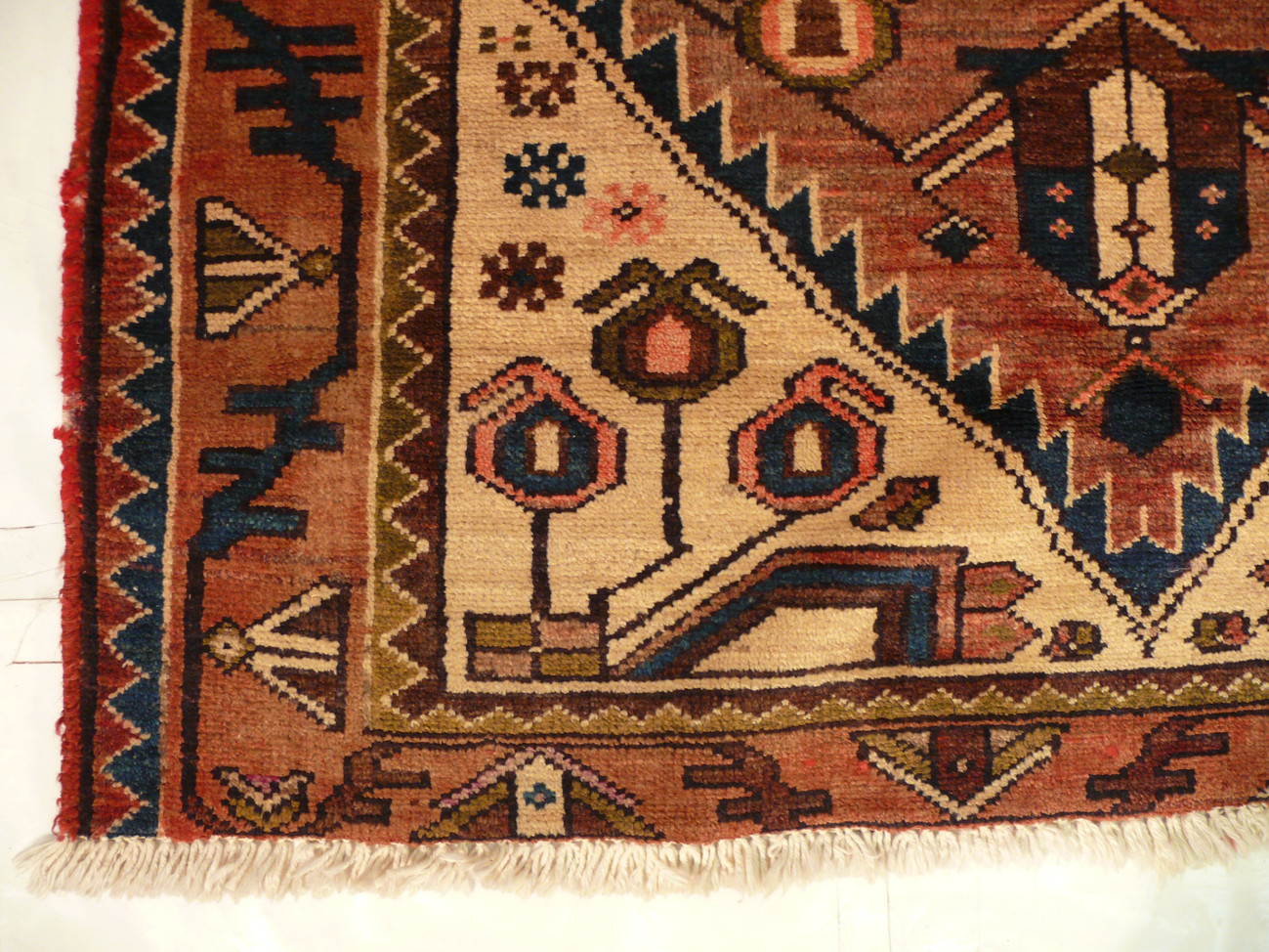 Corner design of the Persian Khamseh rug displaying its detailed craftsmanship