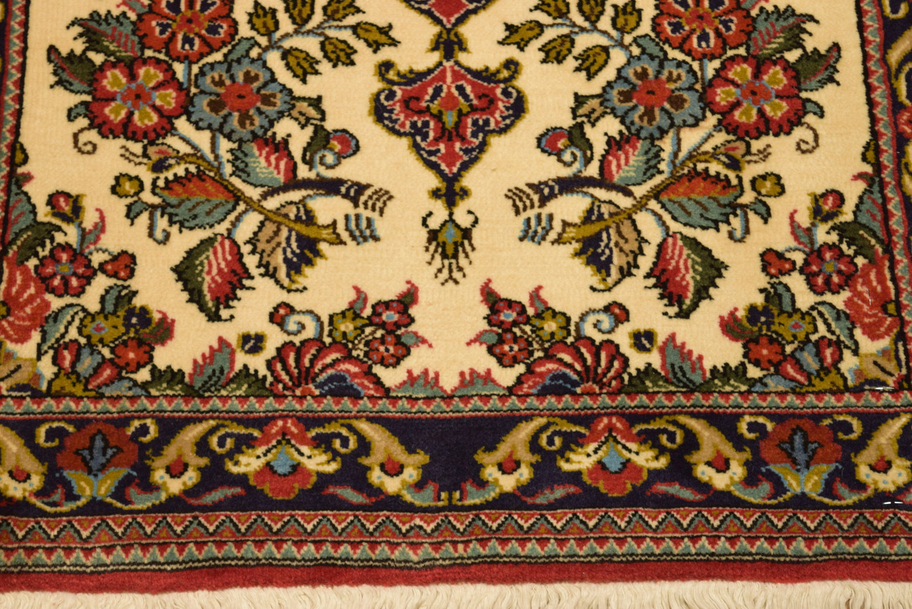 Detail of the rug’s edge, displaying the tight weave and high-quality finish of the Persian Qum Kork.