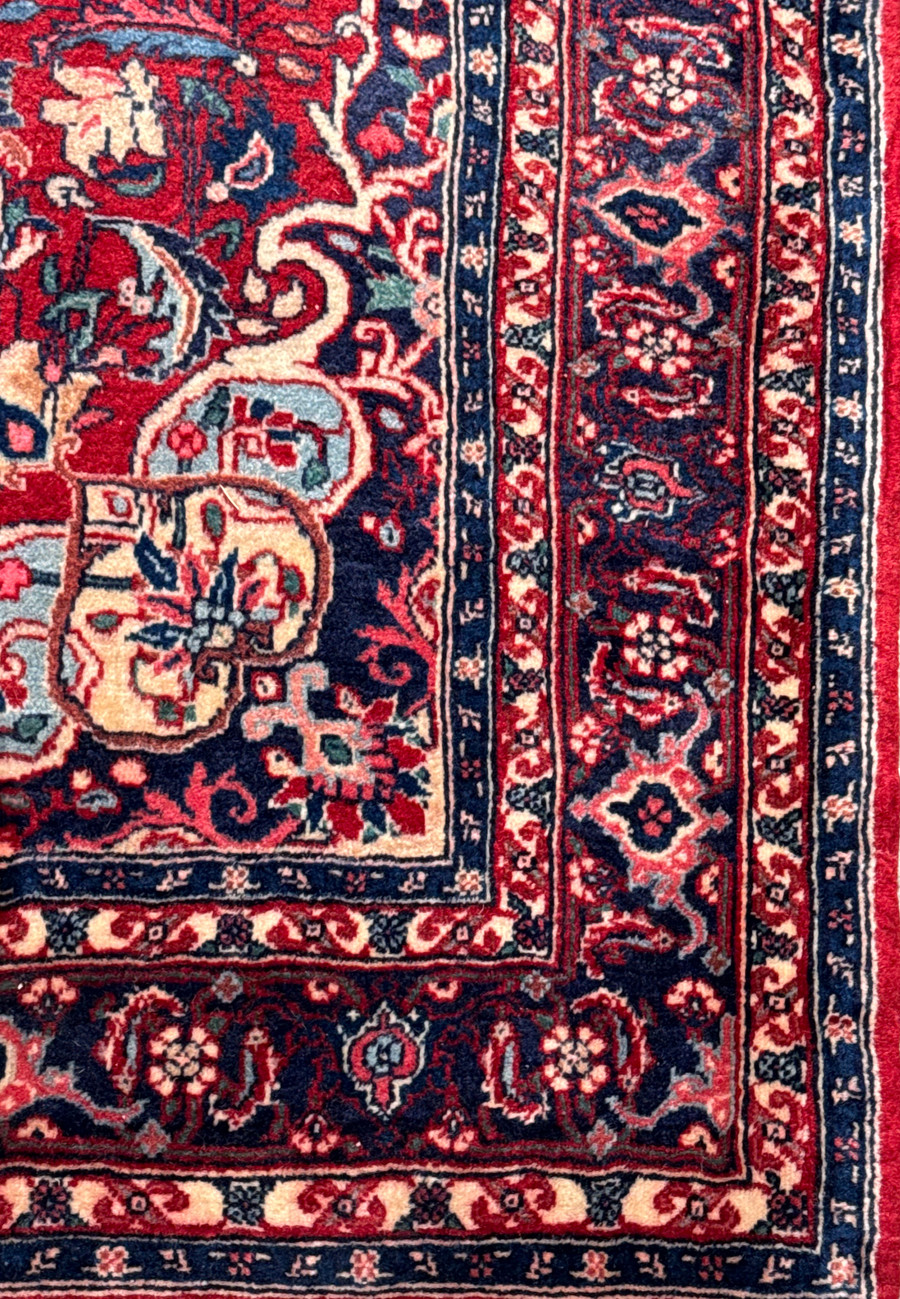 Edge detail of a Persian Sarough rug, illustrating the fine weave, border pattern, and fringed end, with a label indicating the rug's dimensions