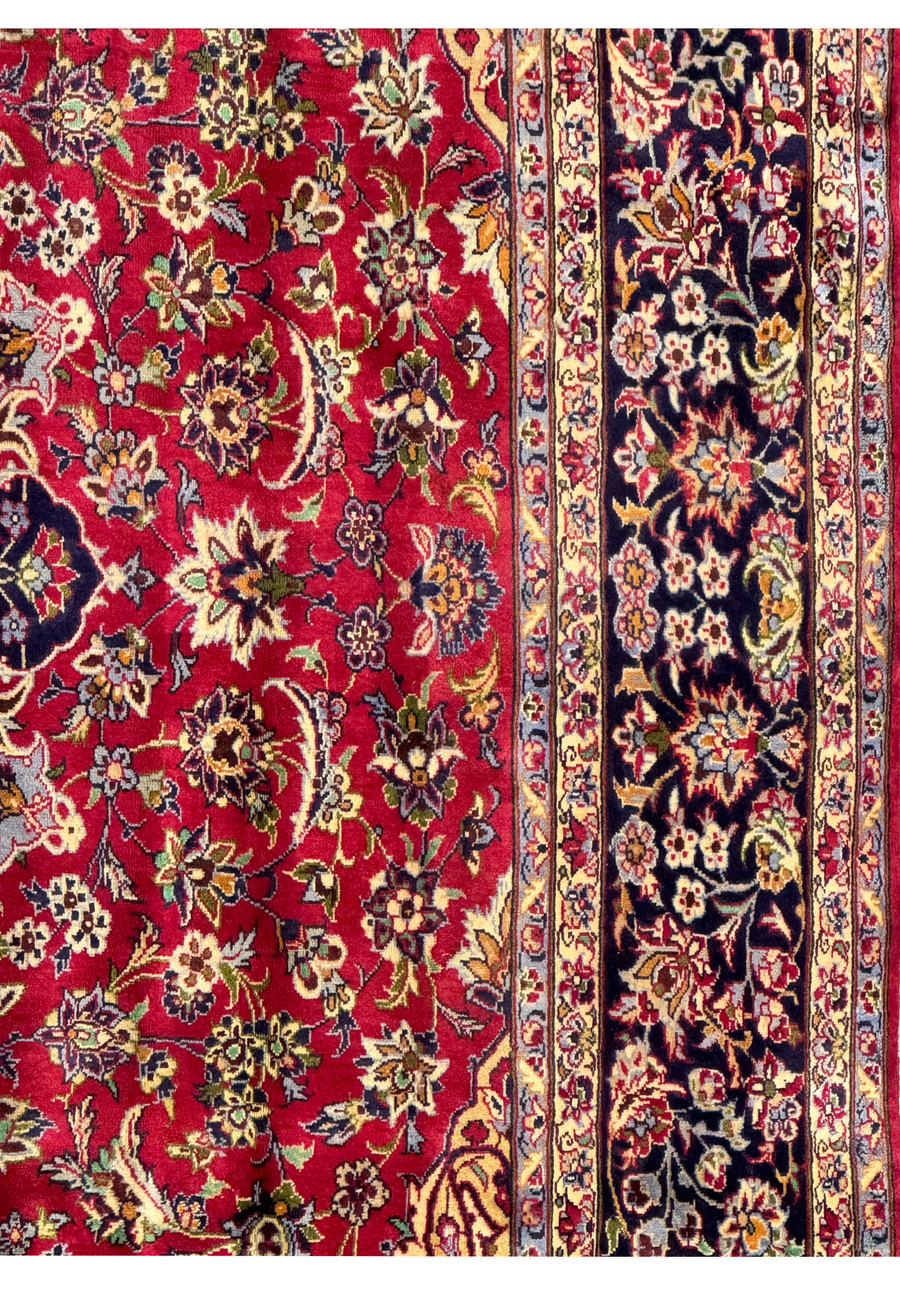 Edge and fringe of Persian Isfahan rug - Image displaying the edge and fringe details of the Persian Isfahan rug, emphasizing the fine weaving and finish.