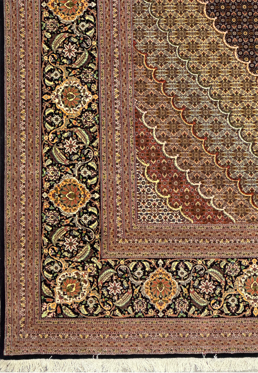 Detailed shot of the edge border on the 11'7 x 16'6 Persian Tabriz Mahi rug, showcasing fine craftsmanship