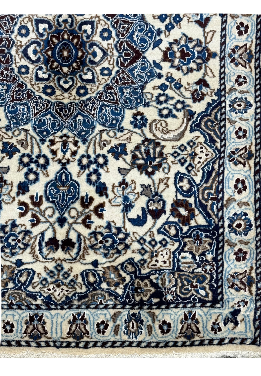 Detailed border of 3 x 4'9 Nain Persian Rug with arabesque motifs.