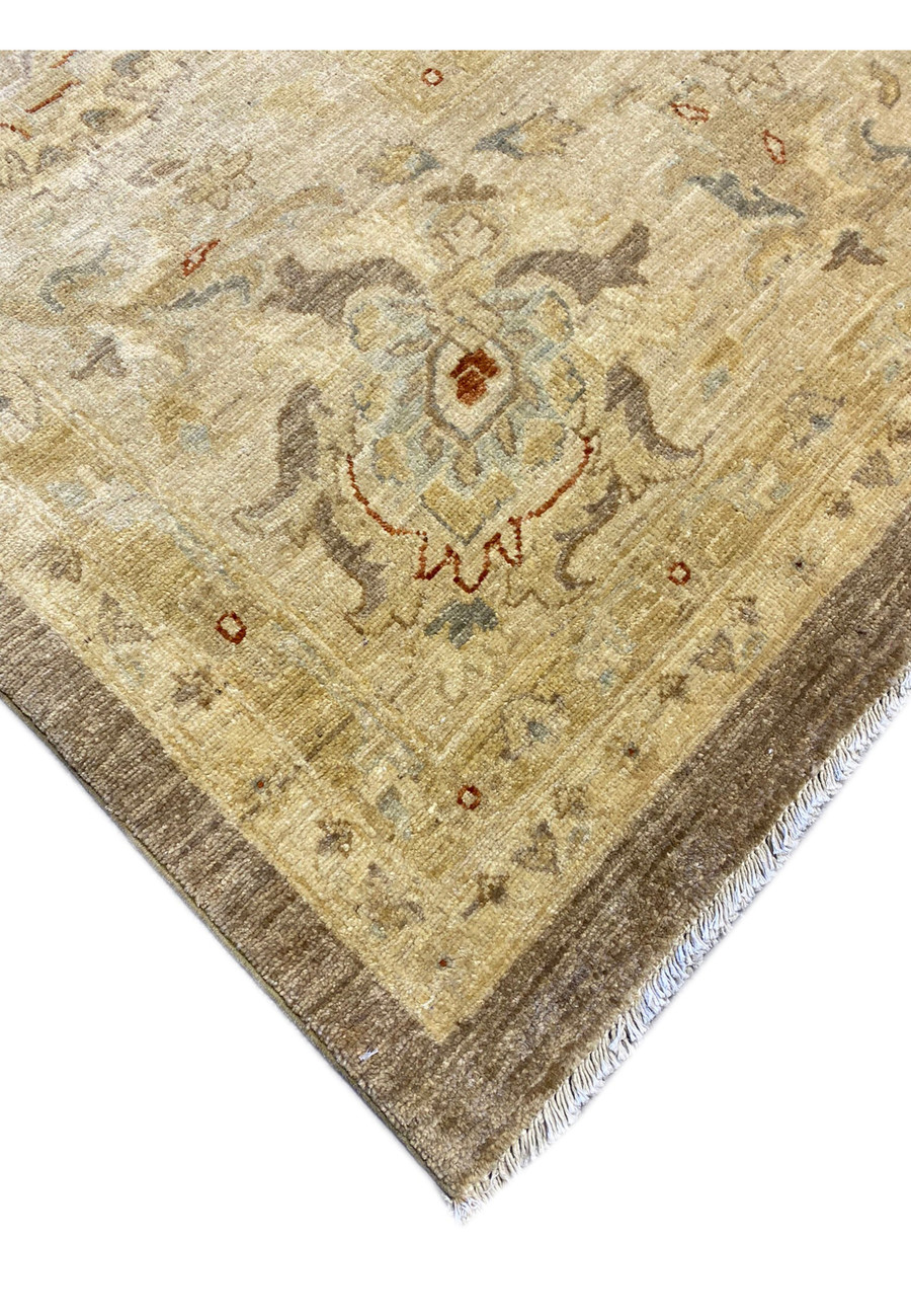 Edge view of the 16 x 20 Chobi Peshawar Rug displaying the texture and weaving.