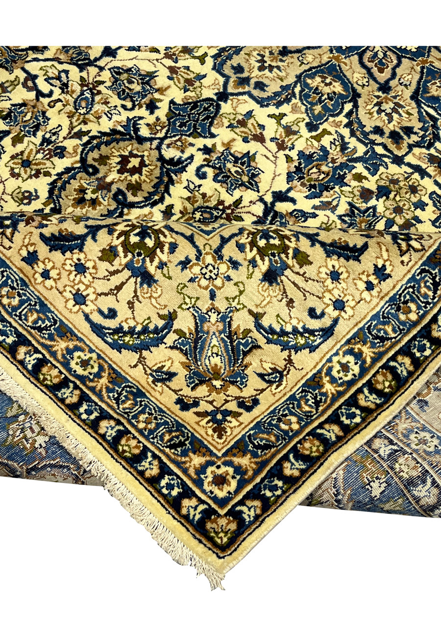 Folded edge detail of handmade Persian Kashan rug 10'2 x 14'3 highlighting border structure ivory fringe and tight wool construction