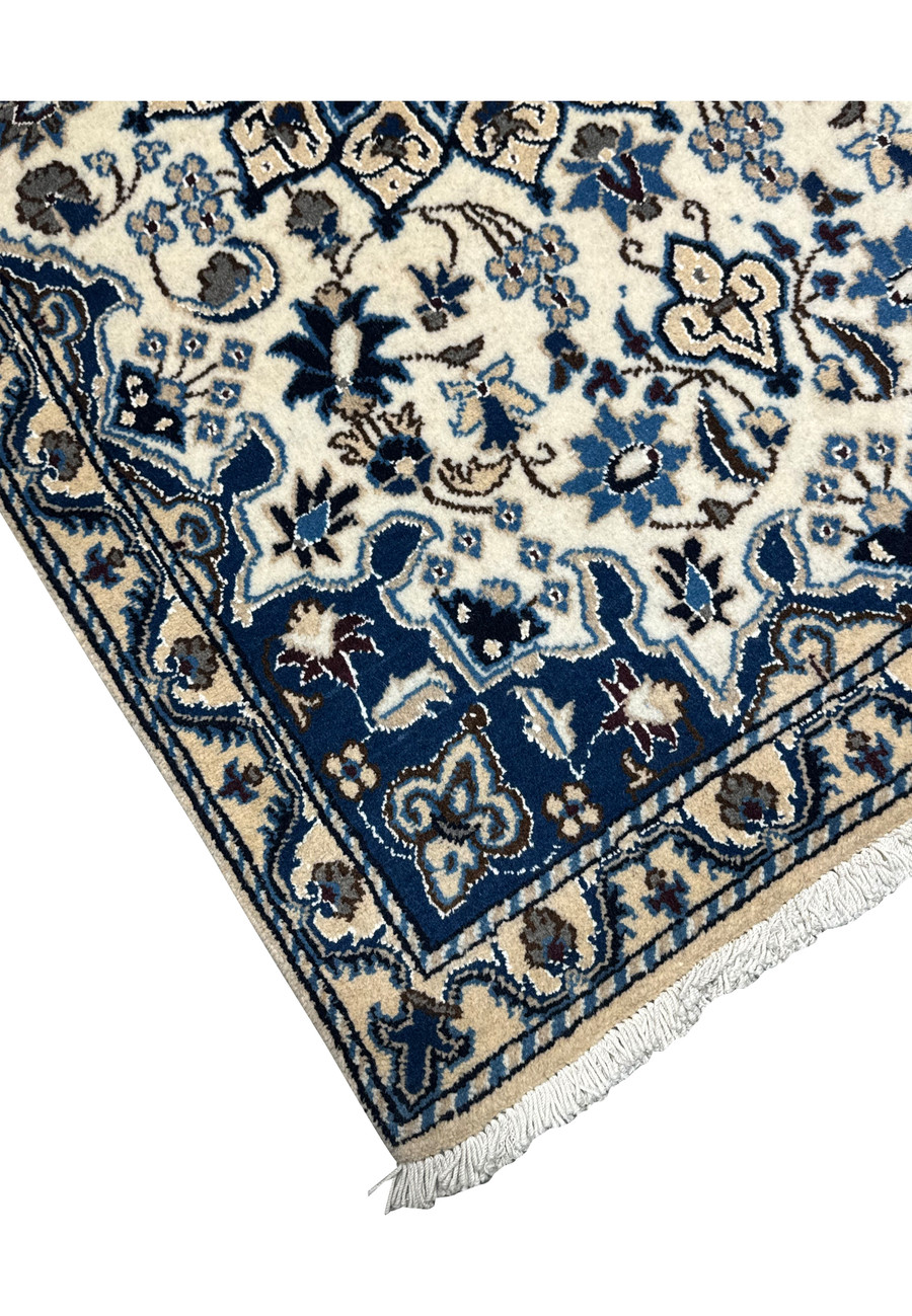 Edge detailing of the 2'11" x 4'6" Persian Nain handwoven rug.