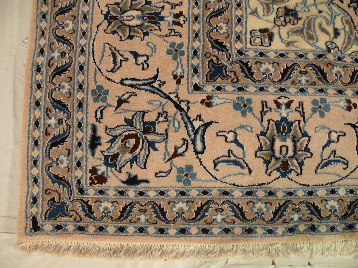 8'2" x 11'5" Persian Nain Rug very rare color combination