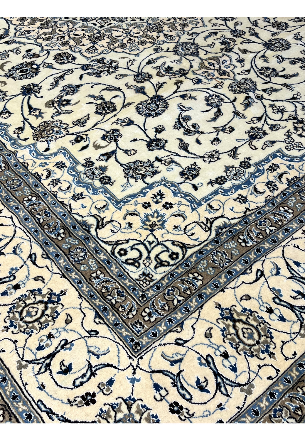 Close-up of 10' x 13'2 Persian Nain 9LA Rug corner with interlocking floral border and ivory-blue color contrast.