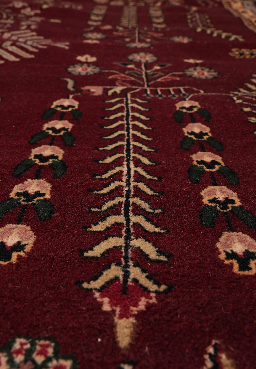 Close-up of foundation and knot structure of Sarough rug