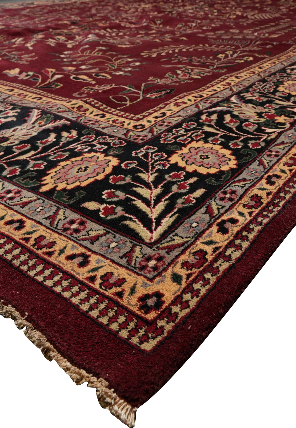 Edge finish and color contrast of large oriental Sarough rug