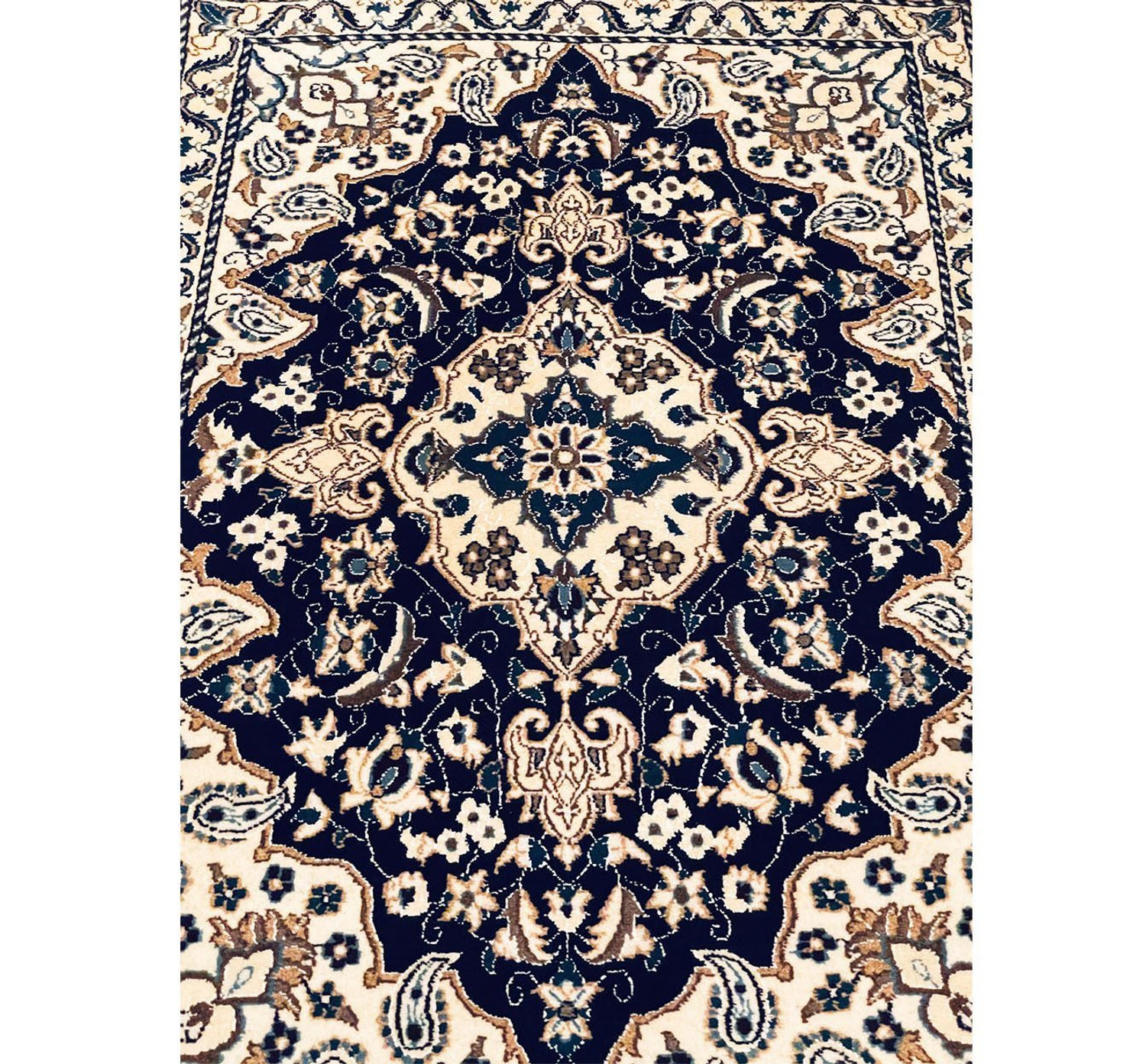 Beautiful rug with intricate midfield pattern