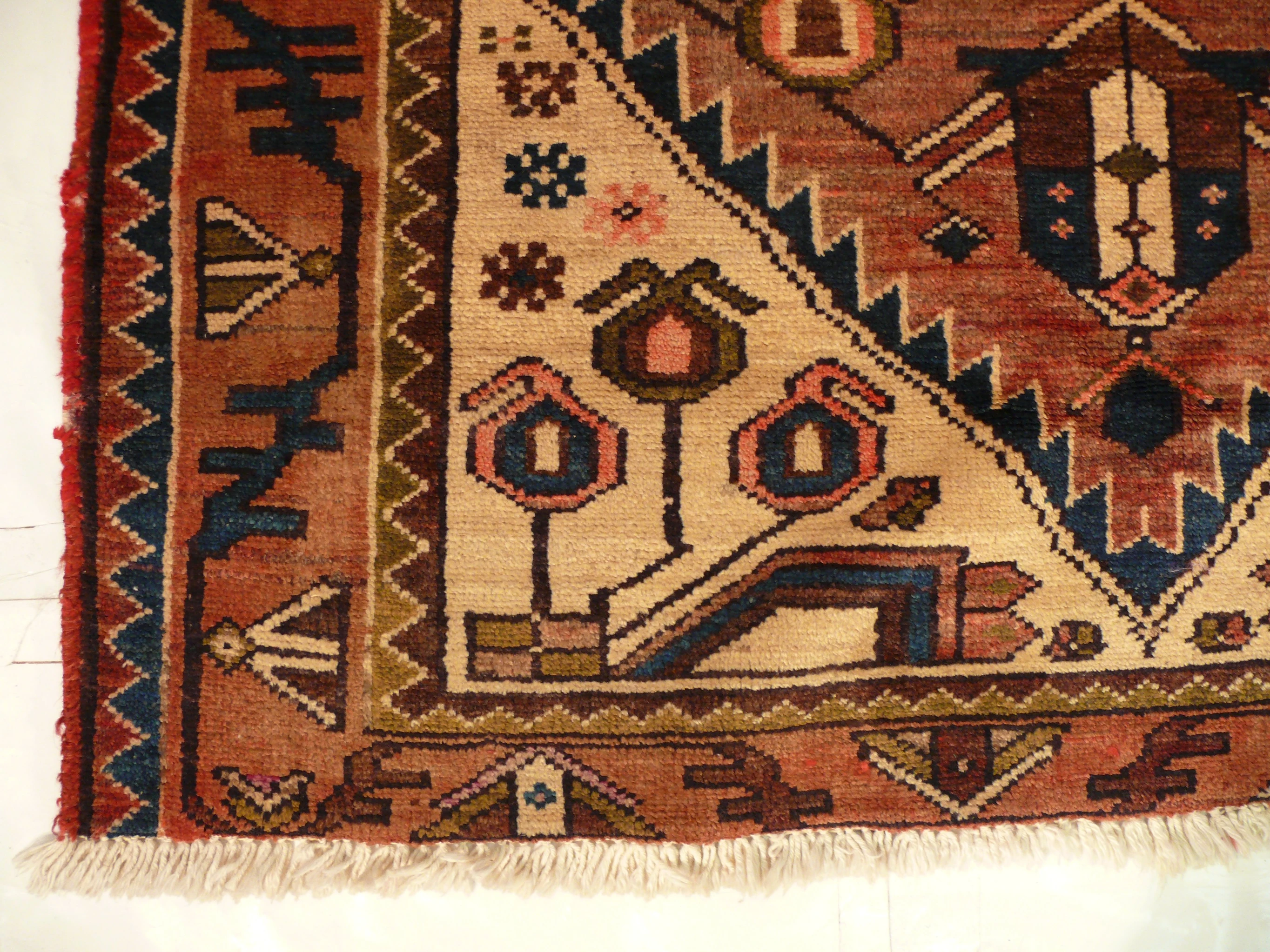 Corner design of the Persian Khamseh rug displaying its detailed craftsmanship