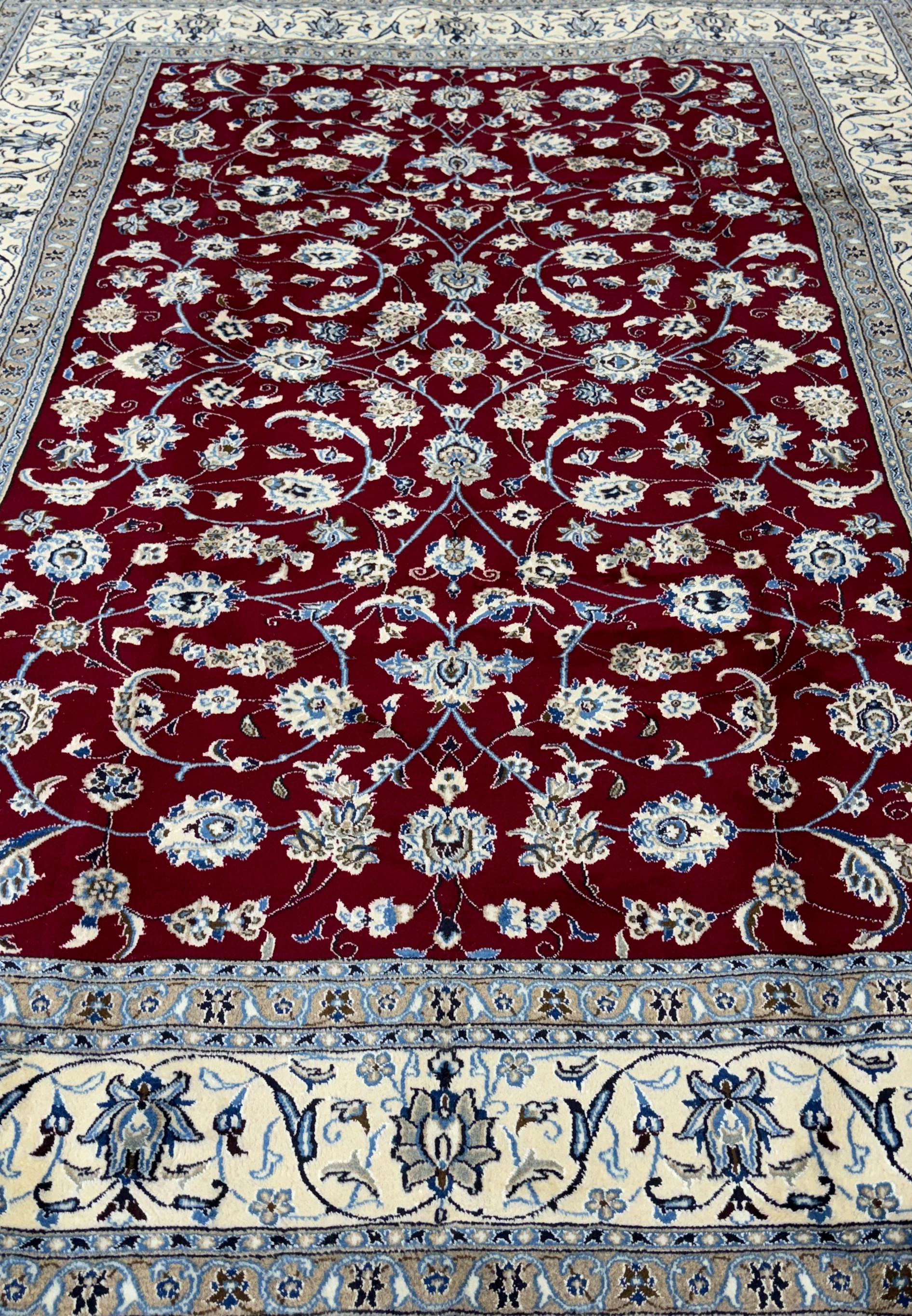 Detailed view of the fringe and edge of the Persian Nain 9La rug, illustrating the weave quality and the color transition from the main field to the borders