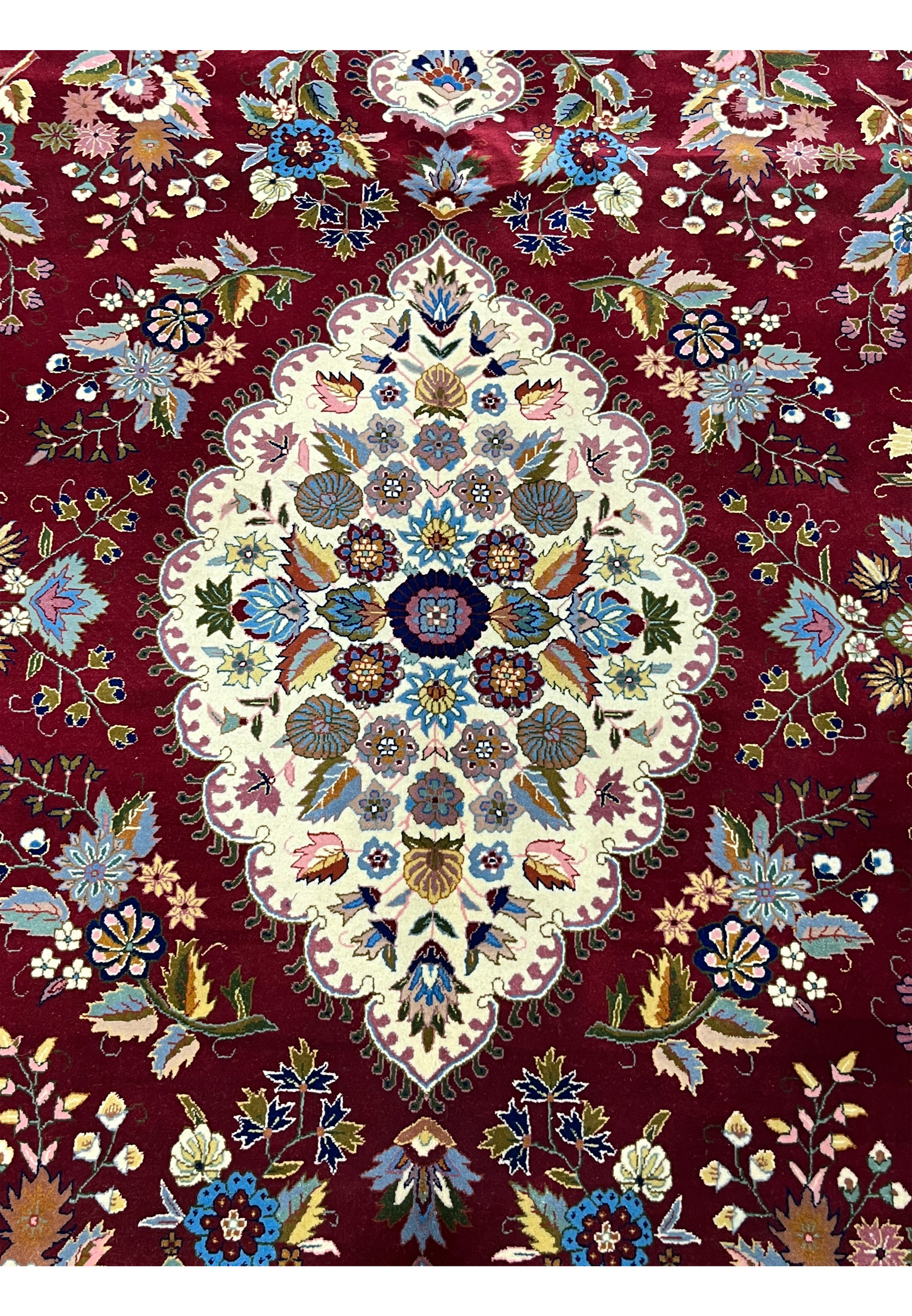 Central ivory medallion of Persian Isfahan rug with silk floral detailing