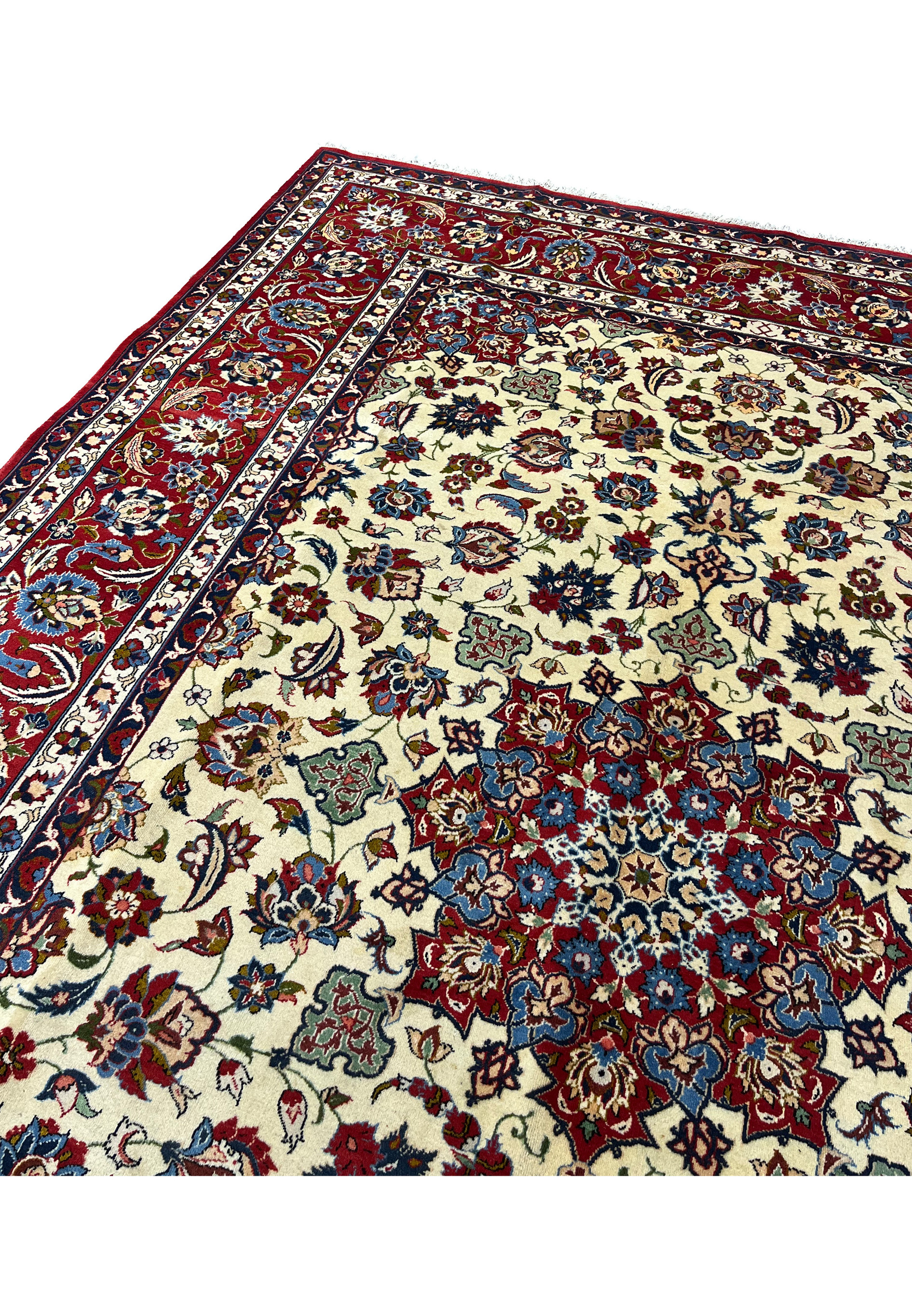 Upper edge detail of an Isfahan rug displaying crisp borders, clean fringe finish, and finely woven kork wool structure with subtle silk sheen