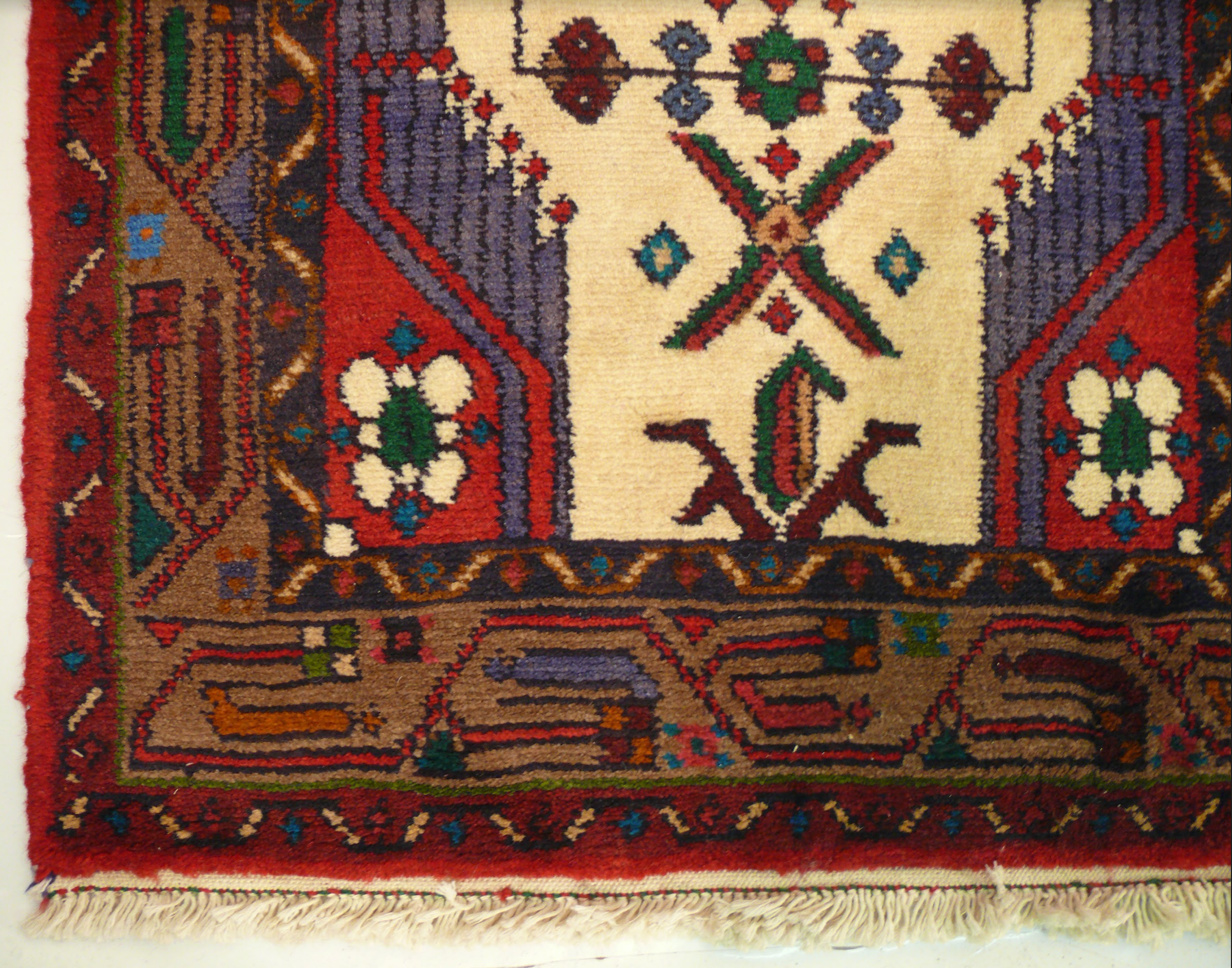 Corner detail of the 2'3 x 5'2 Persian Hamedan Rug, highlighting the craftsmanship.