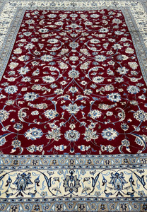Detailed view of the fringe and edge of the Persian Nain 9La rug, illustrating the weave quality and the color transition from the main field to the borders