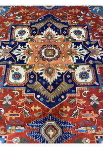 Detailed view of the medallion design on the 12' x 15' Oriental Serapi Rug