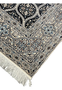 Edge detail of Persian Nain 6 LA rug showing tight knot density cotton foundation and ivory fringe finish.