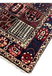 Corner and side edge detail of 7x10 Persian Bakhtiari rug with ivory guard border and fringe