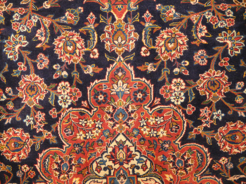 Close-up of 9'8 x 14'8 Persian Kashan Rug design