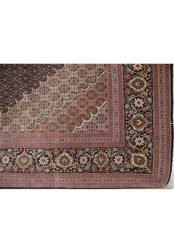 Detailed shot of the elegant border on the 7' x 10' Persian Tabriz Mahi Rug, displaying traditional motifs