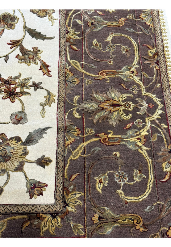 Border picture of this 10x10 Indian chobi square rug.