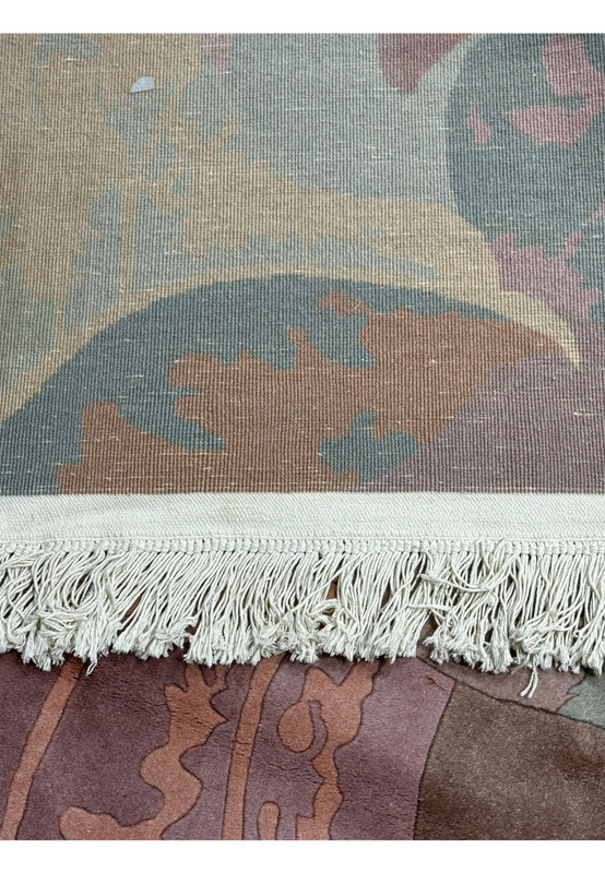 Edge detail of the Modern Art Deco Beijing rug, featuring the neatly tied off fringe and the sturdy backing material
